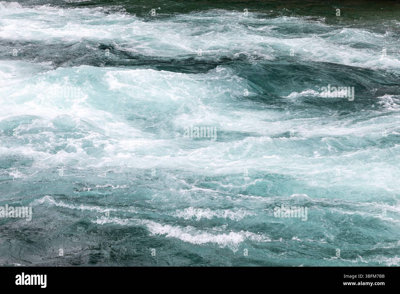 gros plan de la surface de l'eau dans une rivière à écoulement rapide avec des ondelettes Banque D'Images