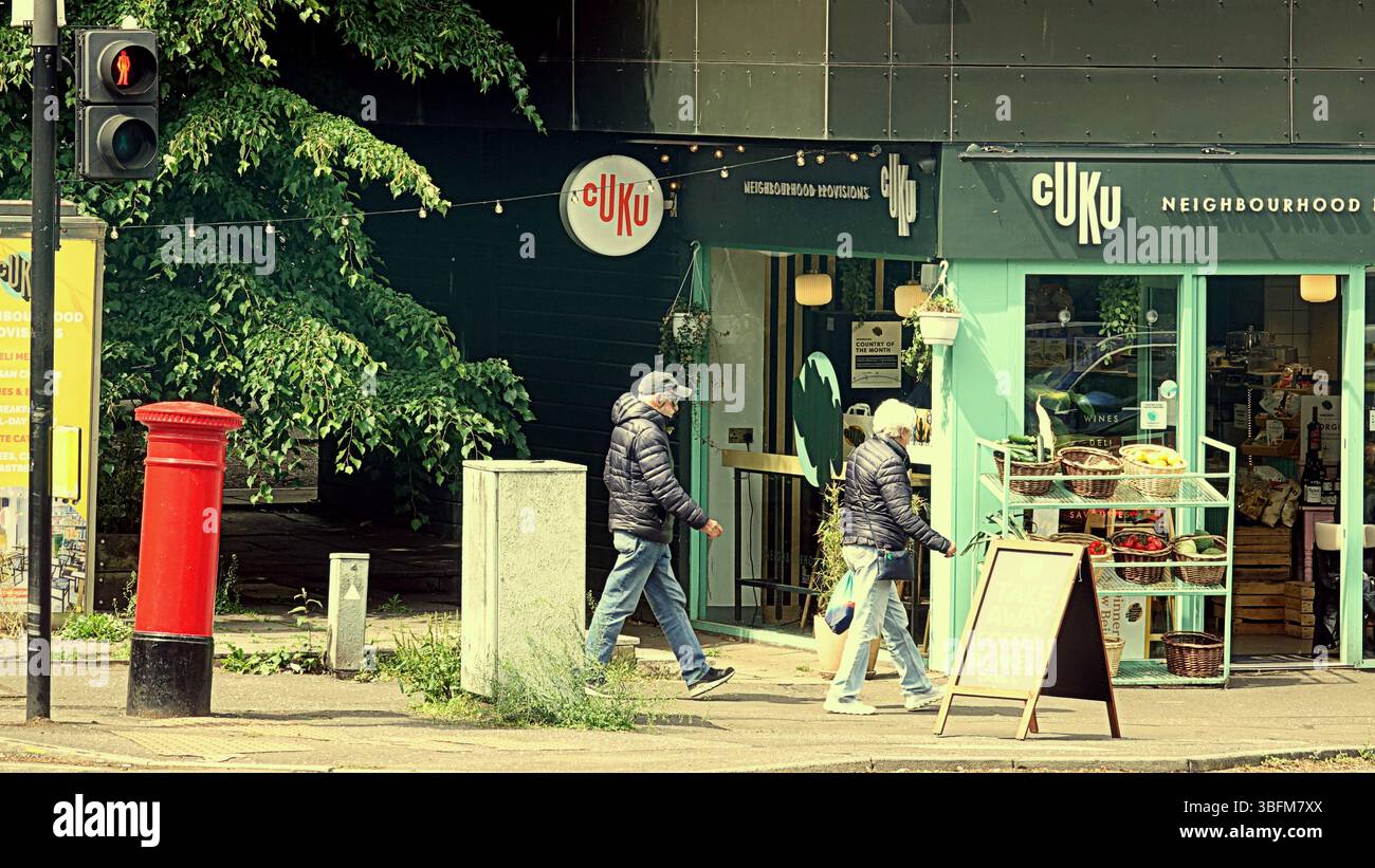Glasgow, Écosse, Royaume-Uni. 2 juin 2025. Météo britannique : ensoleillé dans la ville comme les habitants avec les touristes hantent les rues du centre-ville. La grande route ouest de l'extrémité ouest voit une activité accrue à l'heure du déjeuner. Crédit Gerard Ferry/Alamy Live News Banque D'Images