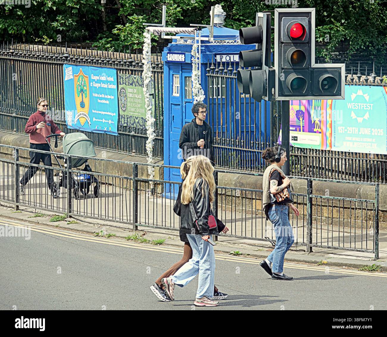 Glasgow, Écosse, Royaume-Uni. 2 juin 2025. Météo britannique : ensoleillé dans la ville comme les habitants avec les touristes hantent les rues du centre-ville. La grande route ouest de l'extrémité ouest voit une activité accrue à l'heure du déjeuner. Crédit Gerard Ferry/Alamy Live News Banque D'Images
