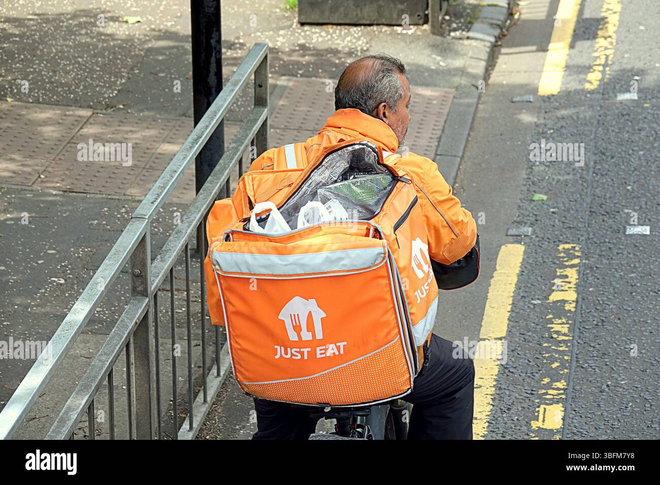 Glasgow, Écosse, Royaume-Uni. 2 juin 2025. Météo britannique : ensoleillé dans la ville comme les habitants avec les touristes hantent les rues du centre-ville. La grande route ouest de l'extrémité ouest voit une activité accrue à l'heure du déjeuner. Crédit Gerard Ferry/Alamy Live News Banque D'Images