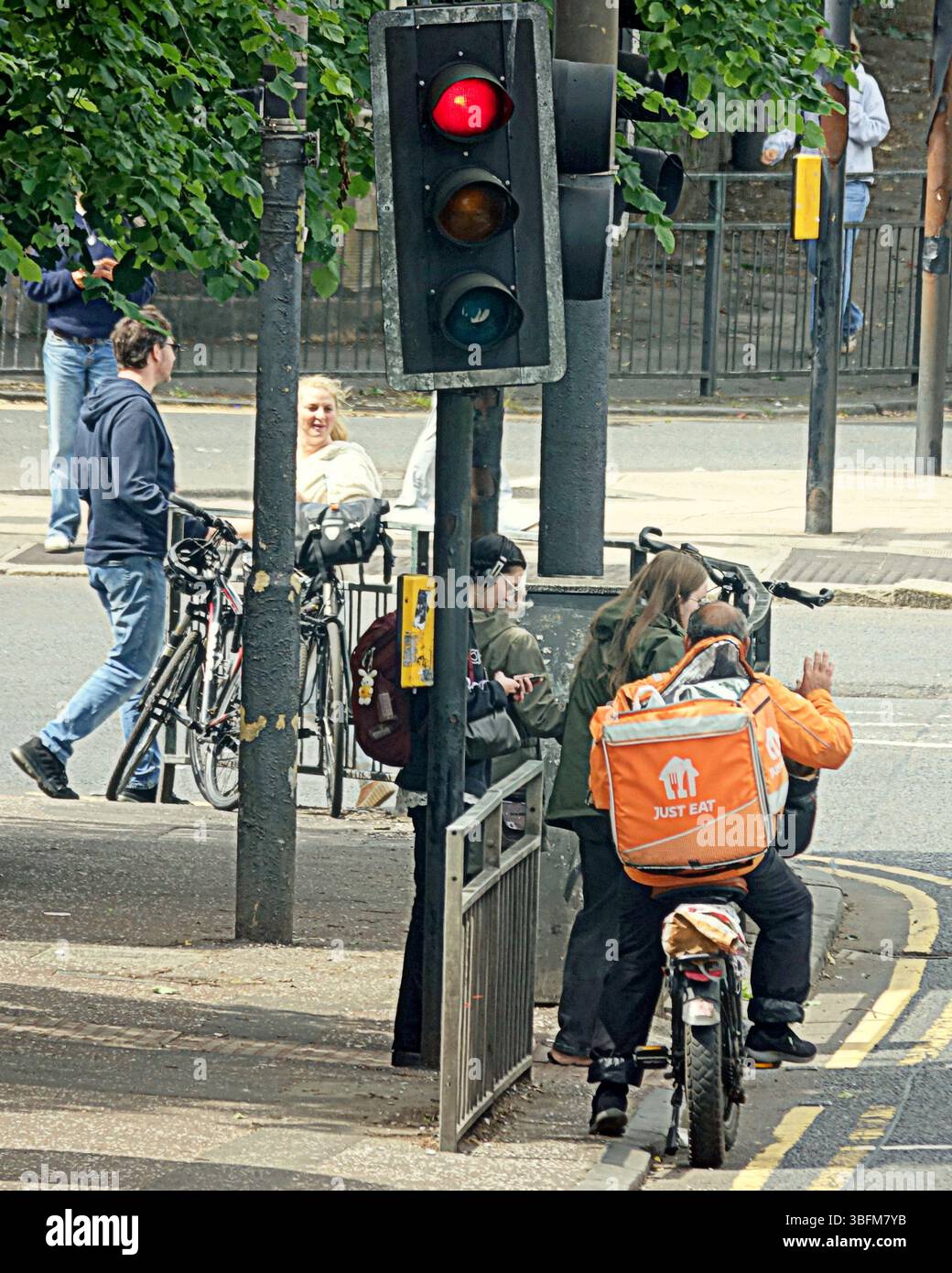 Glasgow, Écosse, Royaume-Uni. 2 juin 2025. Météo britannique : ensoleillé dans la ville comme les habitants avec les touristes hantent les rues du centre-ville. La grande route ouest de l'extrémité ouest voit une activité accrue à l'heure du déjeuner. Crédit Gerard Ferry/Alamy Live News Banque D'Images