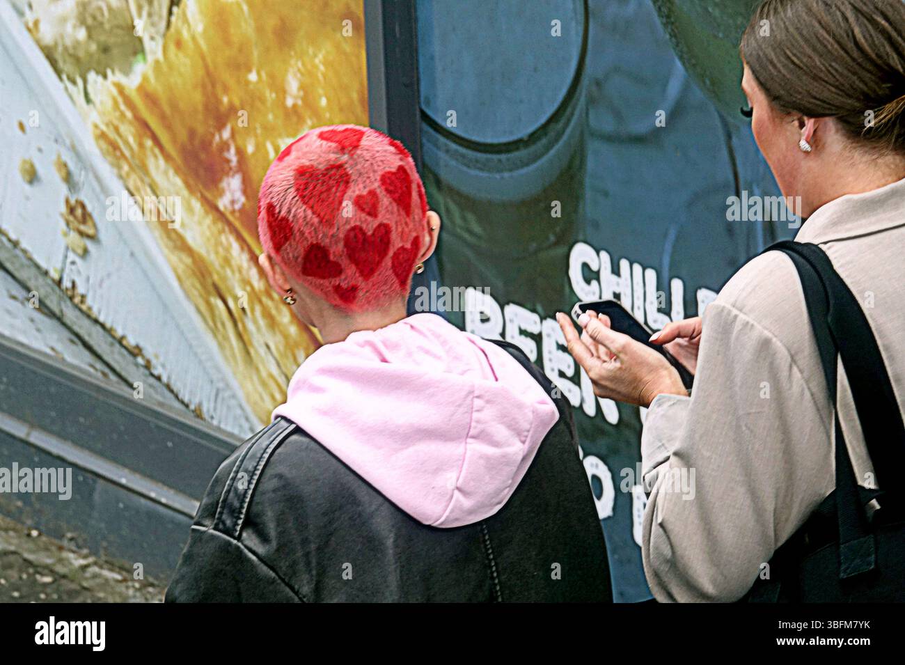 Glasgow, Écosse, Royaume-Uni. 2 juin 2025. Météo britannique : ensoleillé dans la ville comme les habitants avec les touristes hantent les rues du centre-ville. La grande route ouest de l'extrémité ouest voit une activité accrue à l'heure du déjeuner. Crédit Gerard Ferry/Alamy Live News Banque D'Images