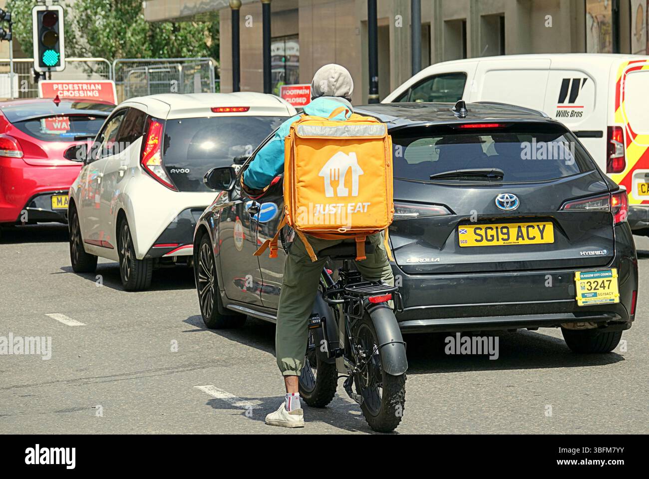 Glasgow, Écosse, Royaume-Uni. 2 juin 2025. Météo britannique : ensoleillé dans la ville comme les habitants avec les touristes hantent les rues du centre-ville. La grande route ouest de l'extrémité ouest voit une activité accrue à l'heure du déjeuner. Crédit Gerard Ferry/Alamy Live News Banque D'Images