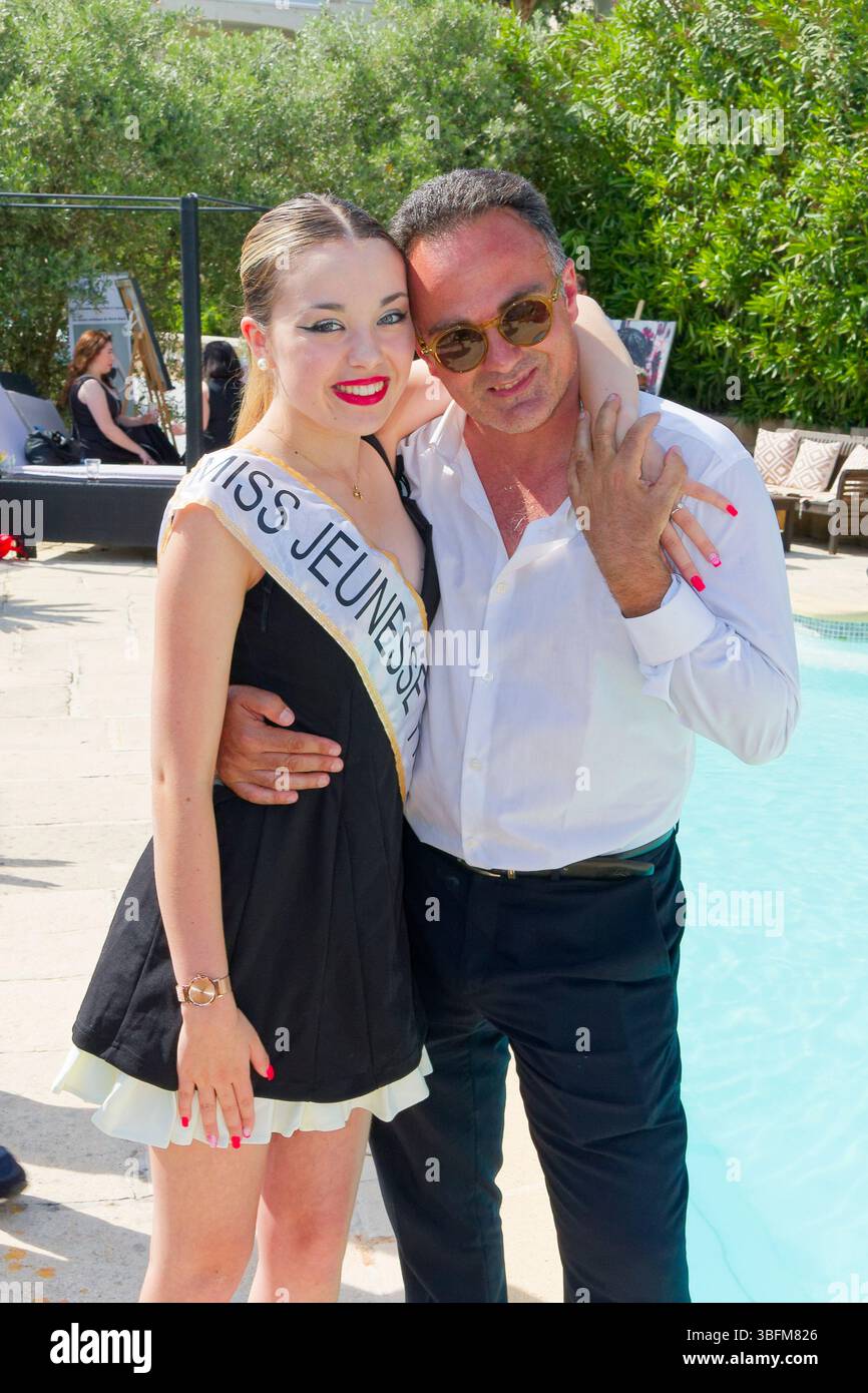 Cannes, France. 21 mai 2025 le chroniqueur de la Société Laurent Amar et la parfumeur, styliste, journaliste Juliette Dubois assistent à la piscine de Juliette Dubois. Banque D'Images