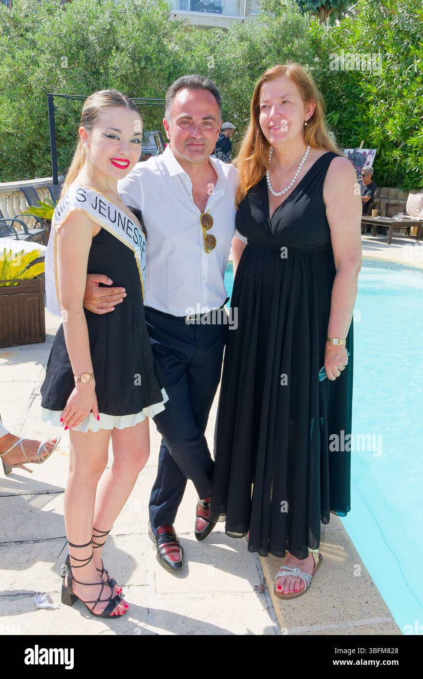 Cannes, France. 21 mai 2025 le chroniqueur de la Société Laurent Amar et la parfumeur, styliste, journaliste Juliette Dubois assistent à la piscine de Juliette Dubois. Banque D'Images