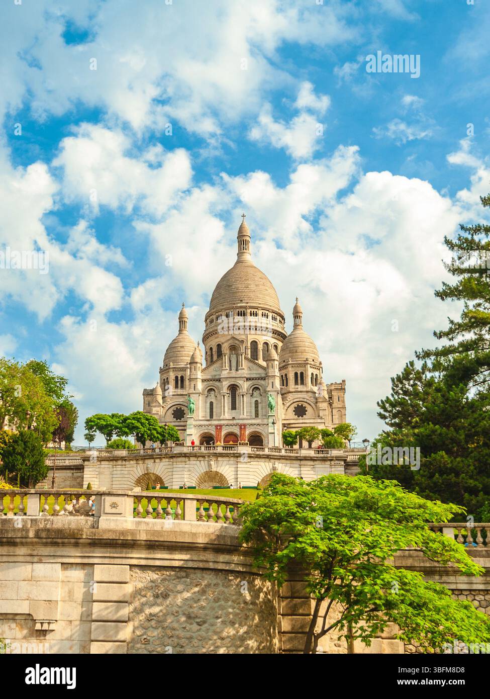 Sacré cœur de Montmartre situé au sommet de la colline de Montmartre à Paris, France Banque D'Images