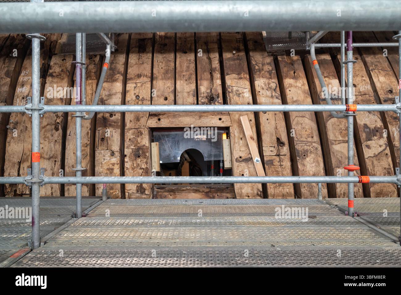 Travaux de restauration du HMS Victory dans le chantier naval historique de Portsmouth. Les vieux bois sont remplacés autour des ports d'armes. Juin 2025. Banque D'Images