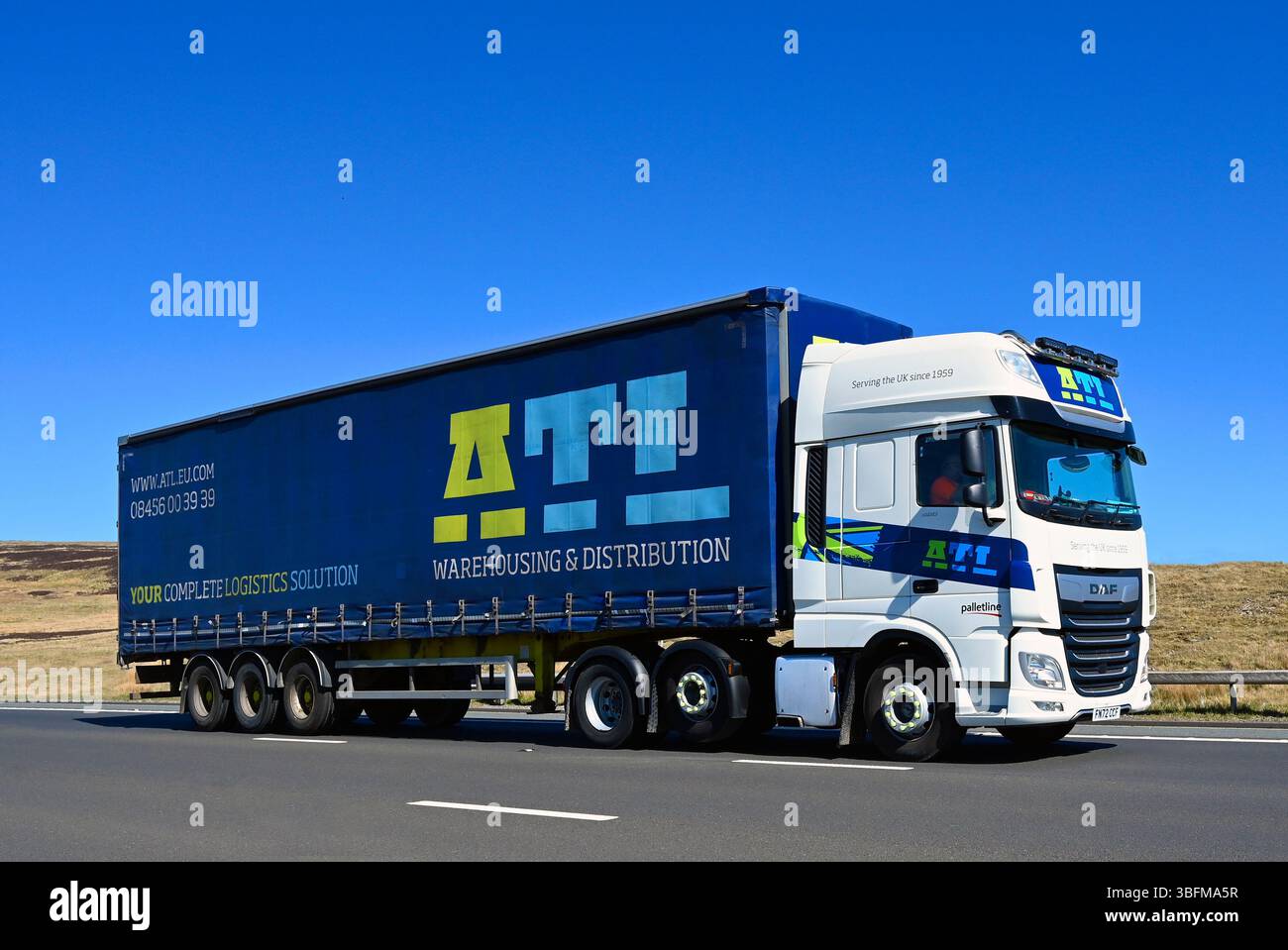 ATT Warehousing Limited HGV, voyageant à grande vitesse sur l'autoroute M6 Southbound Carriageway, Shap, Cumbria, Angleterre, Royaume-Uni, Europe. Banque D'Images