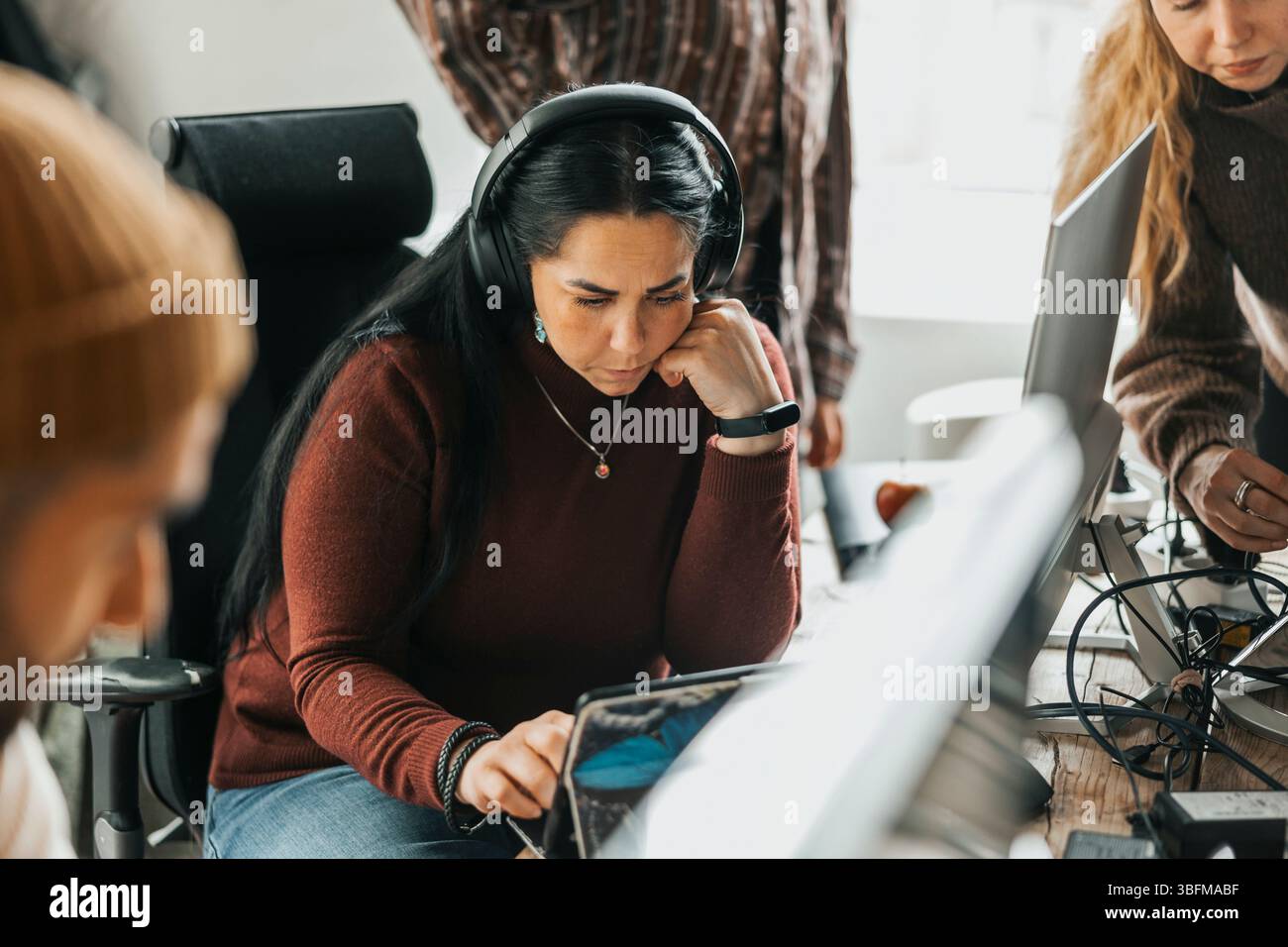 Programmeuse féminine focalisée utilisant une tablette numérique au bureau Banque D'Images