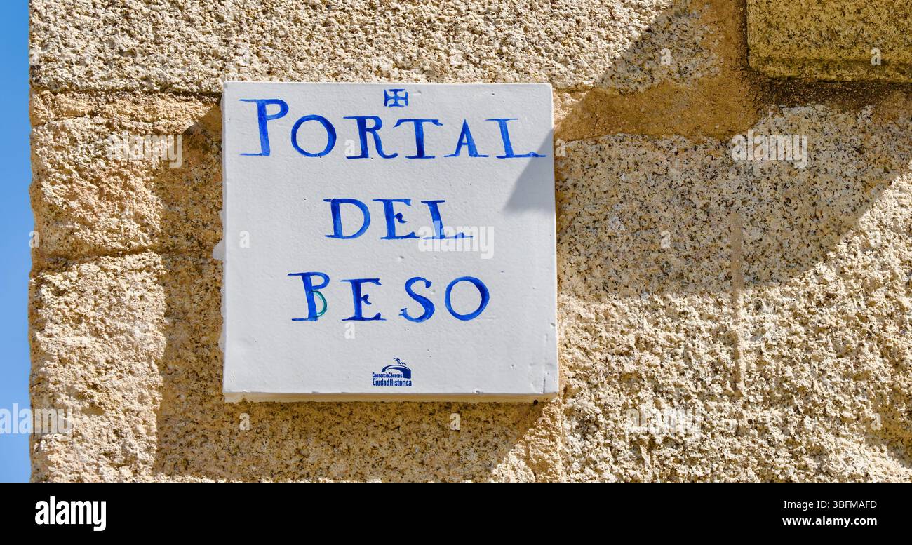 Panneau mural Portal del Beso dans le centre-ville médiéval historique de Caceres Extremadura Espagne Europe Banque D'Images