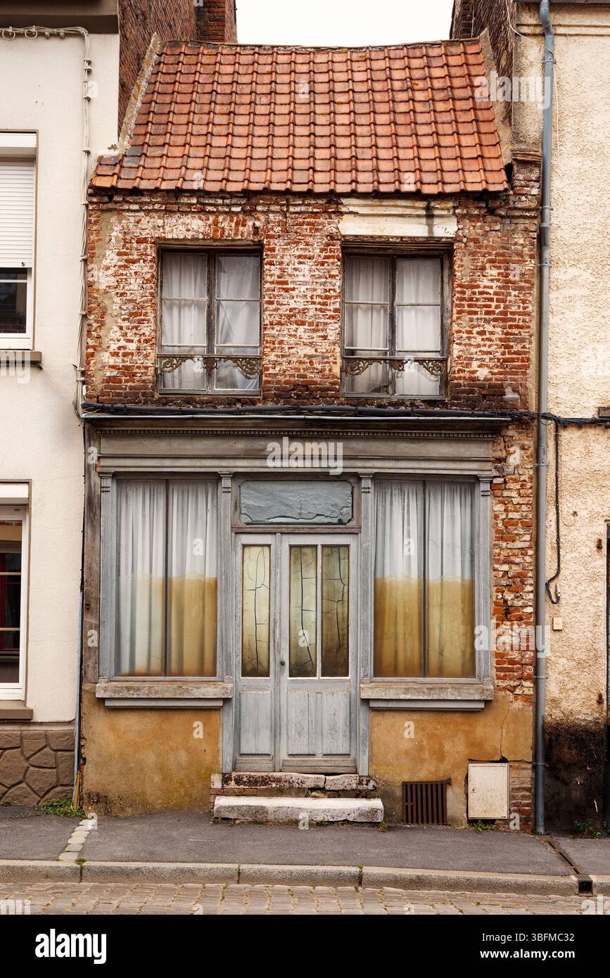 Façade délabrée d'une ancienne boutique en France. Banque D'Images