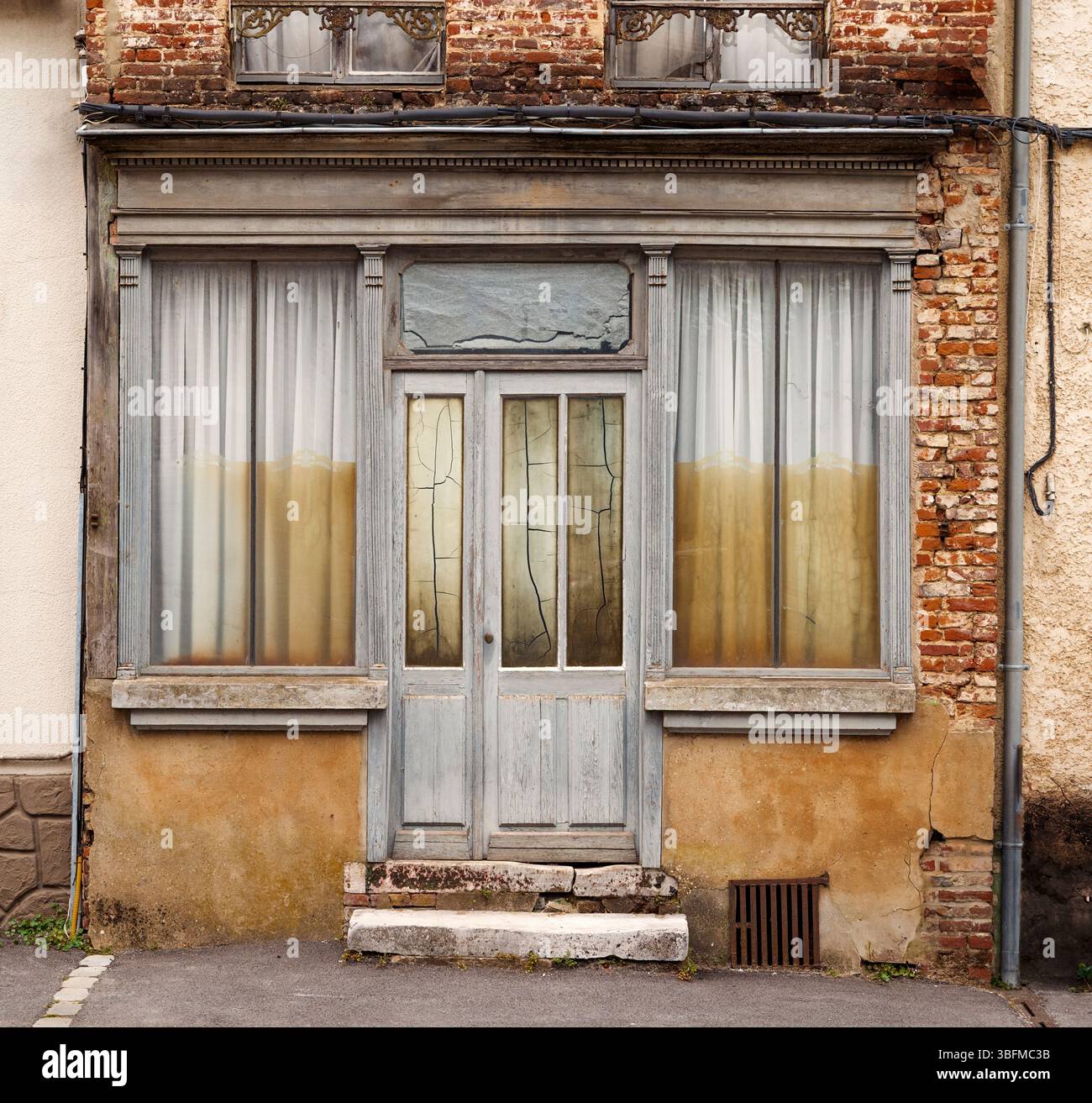 Façade délabrée d'une ancienne boutique en France. Banque D'Images