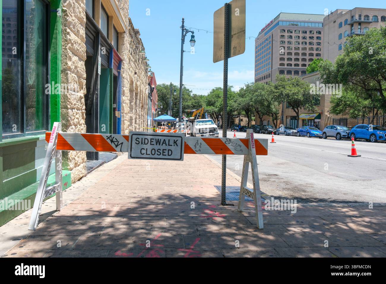 27 MAI 2025 - Austin TX, États-Unis - Un panneau de trottoir fermé bloquant le trottoir dans le centre-ville d'Austin, TX Banque D'Images