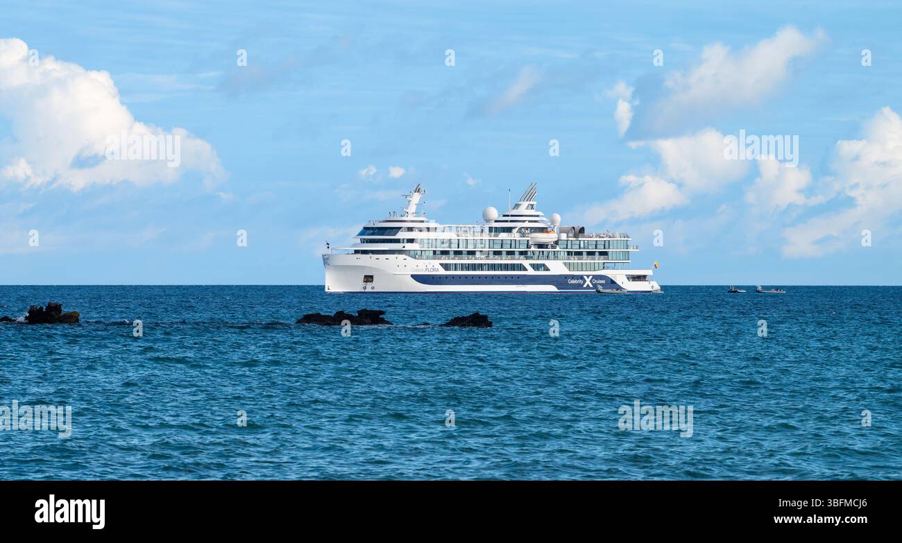 Galapagos, Equateur - 25 février 2025 : expédition bateau de croisière Celebrity Flora of Celebrity Cruises à Floreana Island Banque D'Images