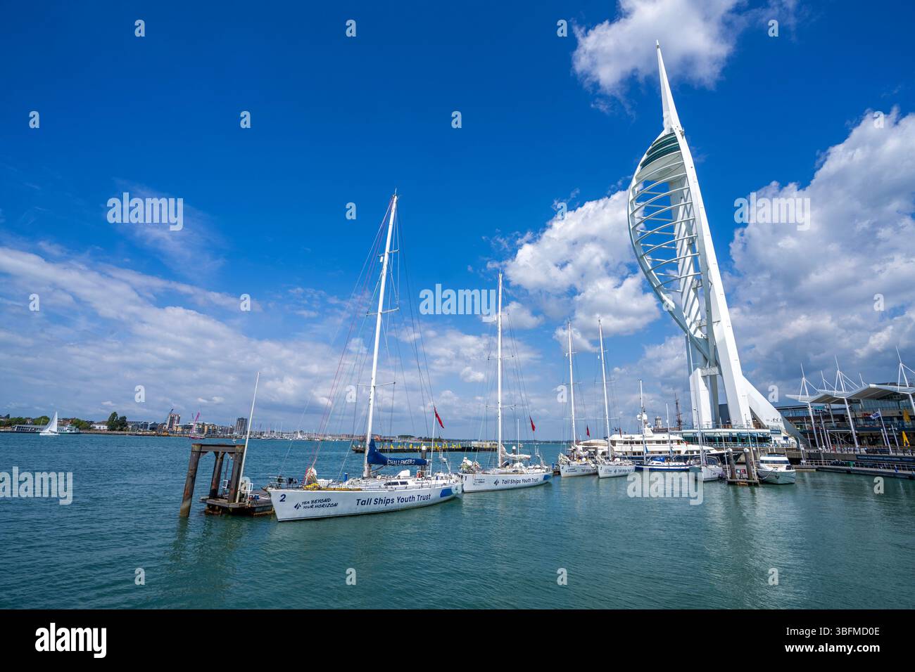 Tall Ships Youth Trust Yachts amarrés à côté de la tour Spinnaker au port de Gunwharf Quays à Portsmouth, Hampshire, Angleterre. Banque D'Images
