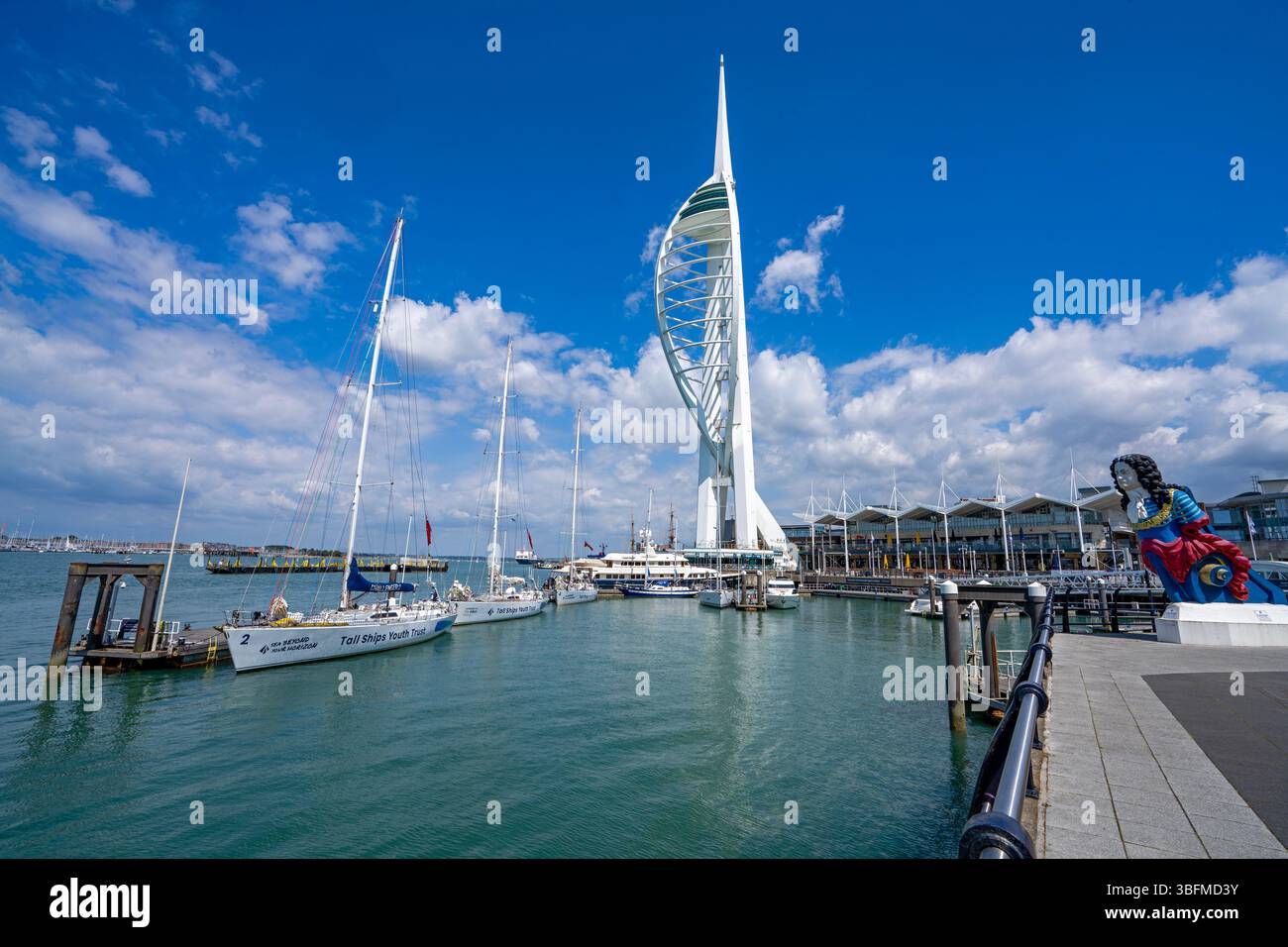 Tall Ships Youth Trust Yachts amarrés à côté de la tour Spinnaker au port de Gunwharf Quays à Portsmouth, Hampshire, Angleterre. Banque D'Images