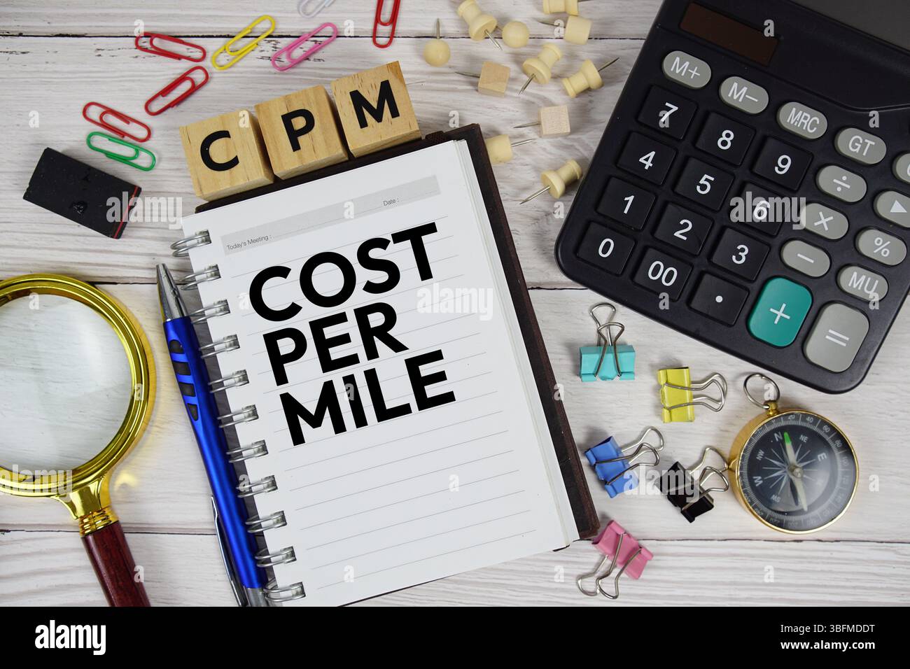 CPM - acronyme du coût par mile sur le bloc-notes, l'entreprise et le concept financier Banque D'Images