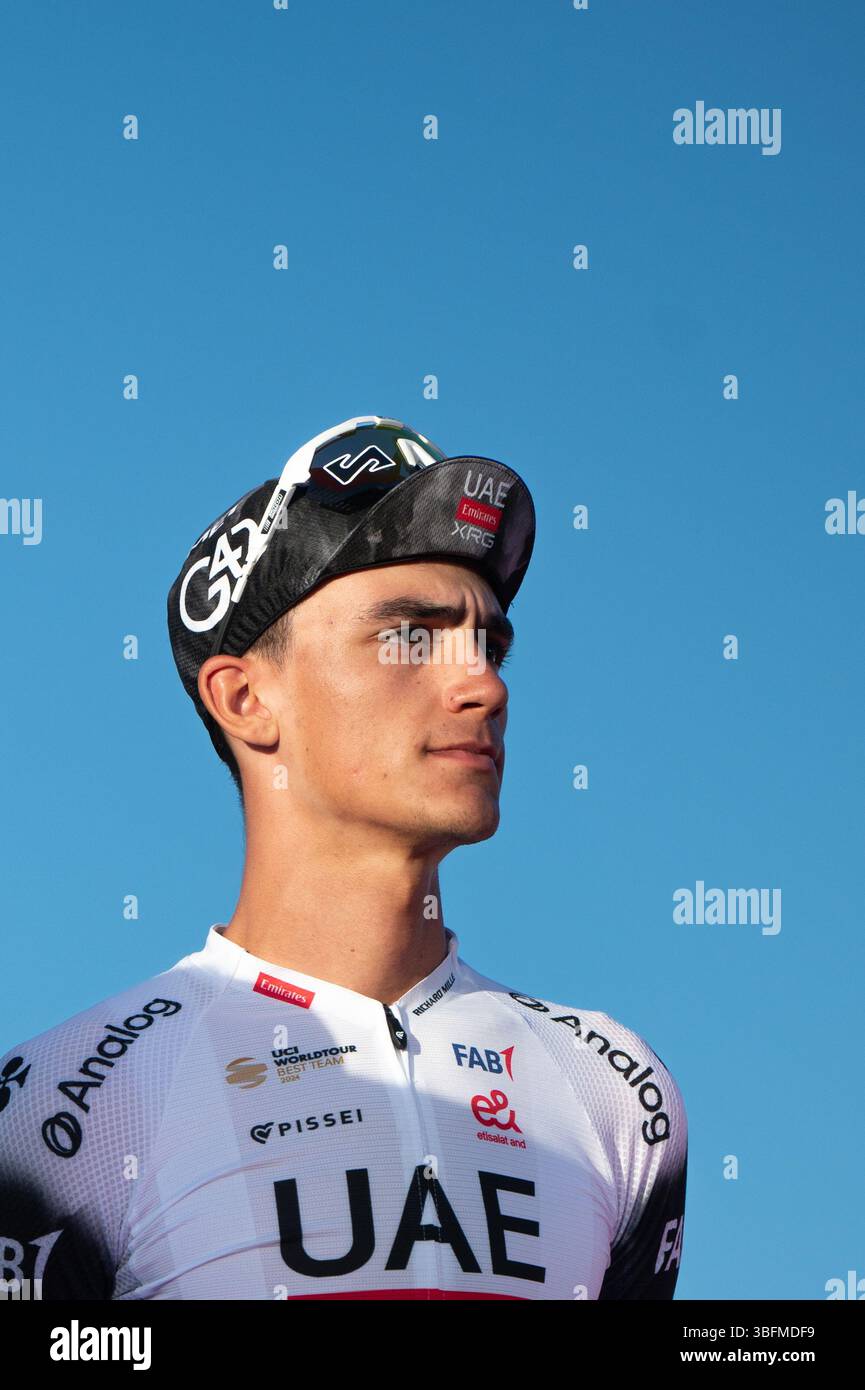 Le coureur mexicain Isaac Del Toro accueille un groupe de supporters mexicains à l'issue de la 21e et dernière étape du Giro d'Italia Banque D'Images