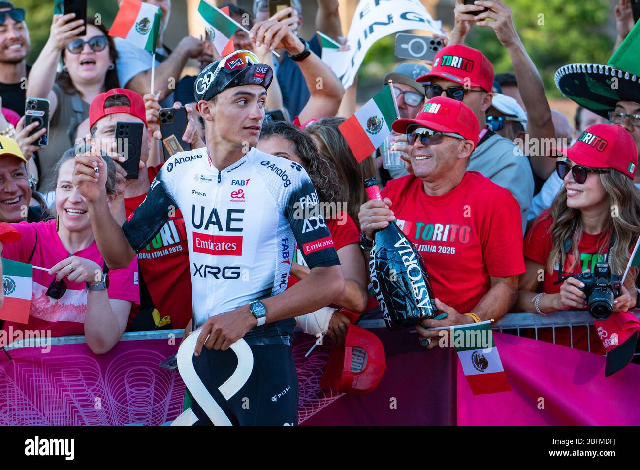 Le coureur mexicain Isaac Del Toro accueille un groupe de supporters mexicains à l'issue de la 21e et dernière étape du Giro d'Italia Banque D'Images