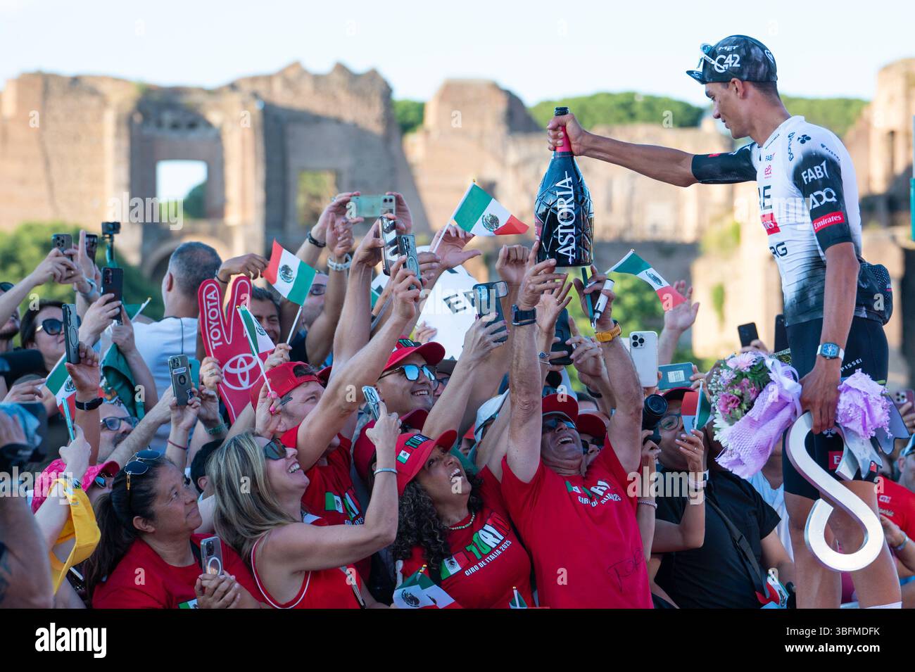 Le coureur mexicain Isaac Del Toro accueille un groupe de supporters mexicains à l'issue de la 21e et dernière étape du Giro d'Italia Banque D'Images