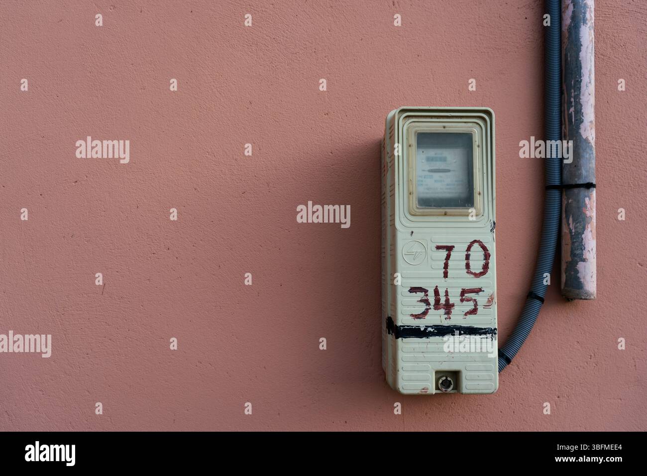 Ancien compteur électrique sur le mur marocain Vintage Utility Box juin 2,2025 Banque D'Images