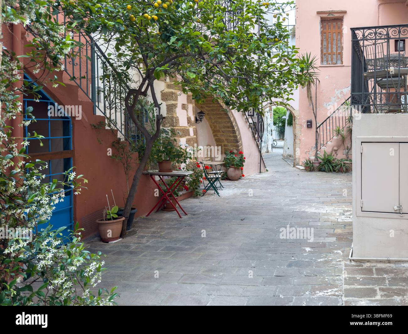 Architecture de la vieille ville de Chania. Île de Crète, Grèce. Campagne pavée, bâtiments traditionnels et pots de fleurs Banque D'Images