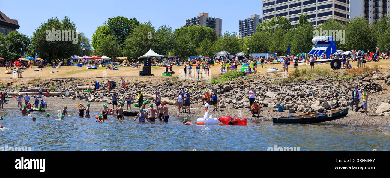 The Big Float, Portland, Oregon - 15 juillet 2017 : les gens se rassemblent pour un événement de flottement sur la rivière, profitant des activités aquatiques et des festivités en bord de mer. Banque D'Images