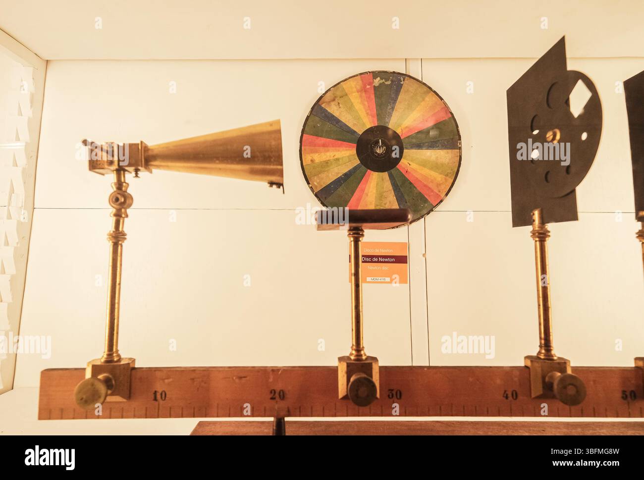 Un disque Newton (roue de couleur) dans une exposition au Musée diocésain de Ciutadella, Minorque, Espagne Banque D'Images