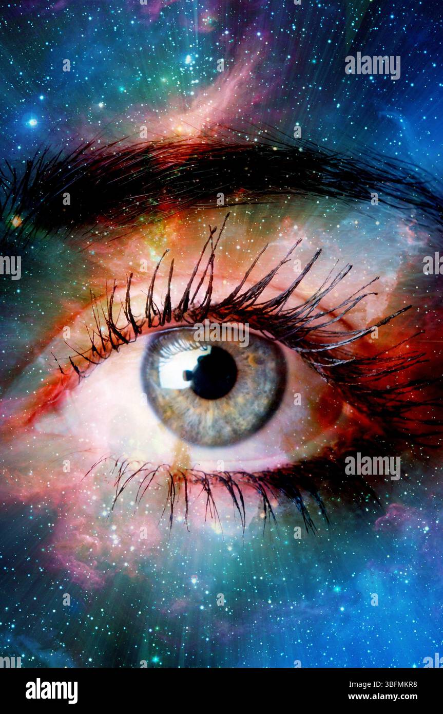 œil féminin regardant dans l'univers Banque D'Images