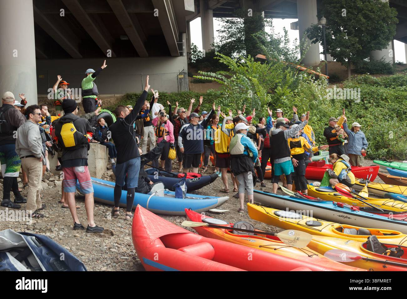 The Big Float, Portland, Oregon - 10 juillet 2016 : les kayakistes se rassemblent pour obtenir des consignes de sécurité avant de se lancer dans la rivière Willamette. Banque D'Images