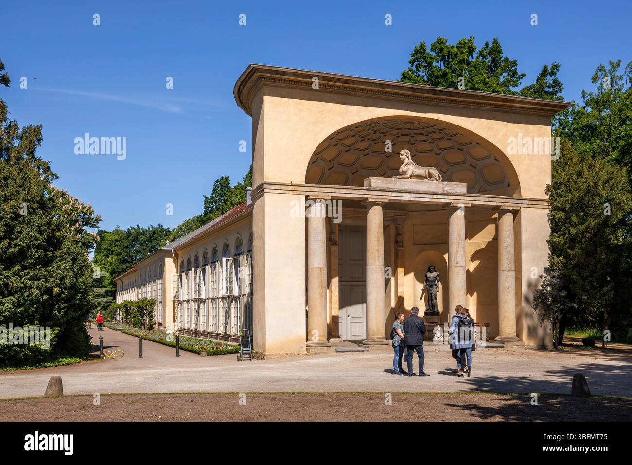 L'orangerie (construite de 1791 à 1793) avec l'entrée égyptienne dans le parc New Garden (allemand : Neuer Garten), Potsdam, Brandebourg, Allemagne. Mourir ou Banque D'Images
