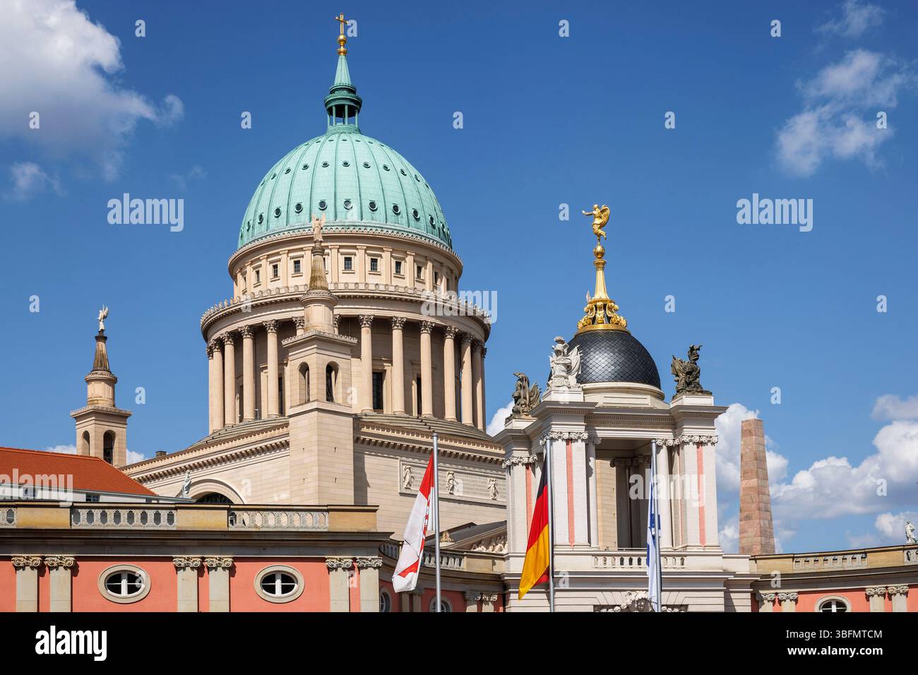 Le portail Fortuna du palais de la ville, derrière lui l'église Nikolai à Alter Markt, Potsdam, Brandebourg, Allemagne. das Fortunaportal des Stadtschl Banque D'Images