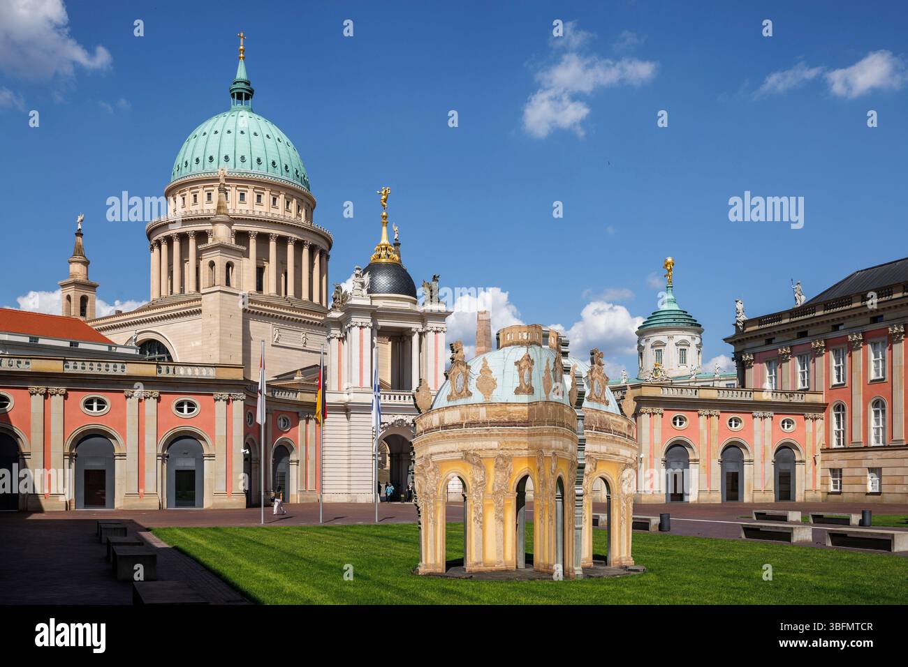 Le portail Fortuna du palais de la ville, derrière lui l'église Nikolai et l'ancien hôtel de ville à Alter Markt, Potsdam, Brandebourg, Allemagne. das FORTU Banque D'Images