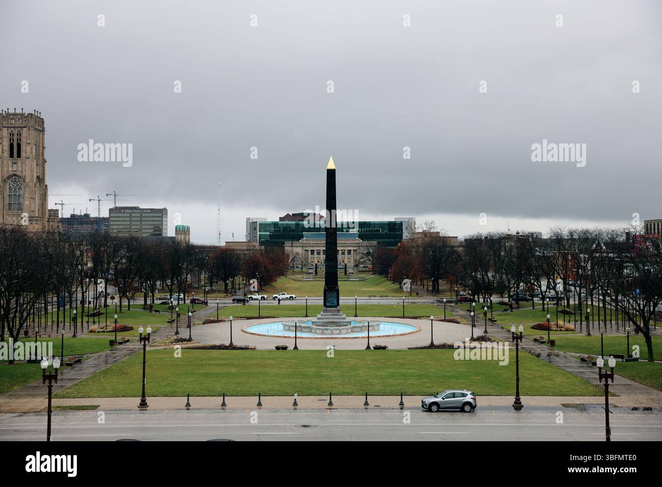 Veterans Memorial Plaza à Indianapolis, Indiana. Vue sur la place par temps de pluie couvert - Cathédrale Scottish Rite visible sur la gauche. Banque D'Images