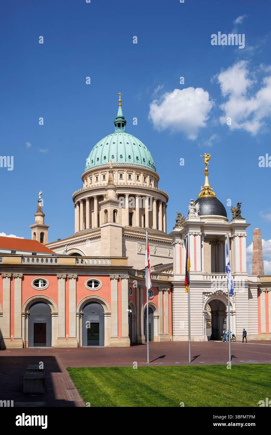 Le portail Fortuna du palais de la ville, derrière lui l'église Nikolai à Alter Markt, Potsdam, Brandebourg, Allemagne. das Fortunaportal des Stadtschl Banque D'Images