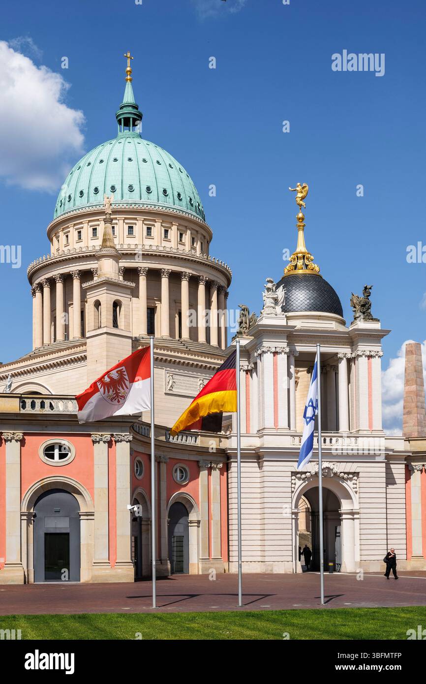 Le portail Fortuna du palais de la ville, derrière lui l'église Nikolai à Alter Markt, Potsdam, Brandebourg, Allemagne. das Fortunaportal des Stadtschl Banque D'Images