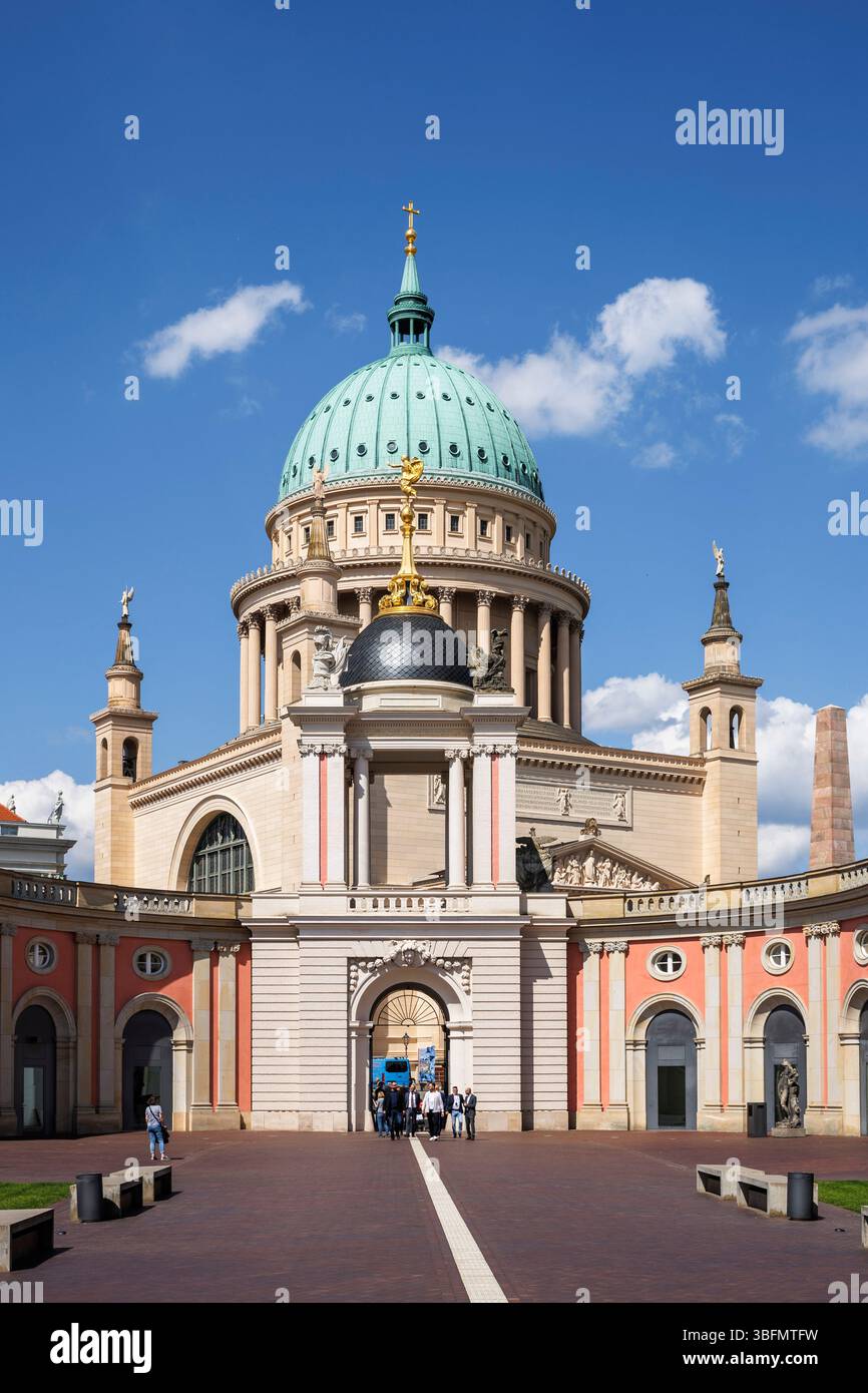 Le portail Fortuna du palais de la ville, derrière lui l'église Nikolai à Alter Markt, Potsdam, Brandebourg, Allemagne. das Fortunaportal des Stadtschl Banque D'Images