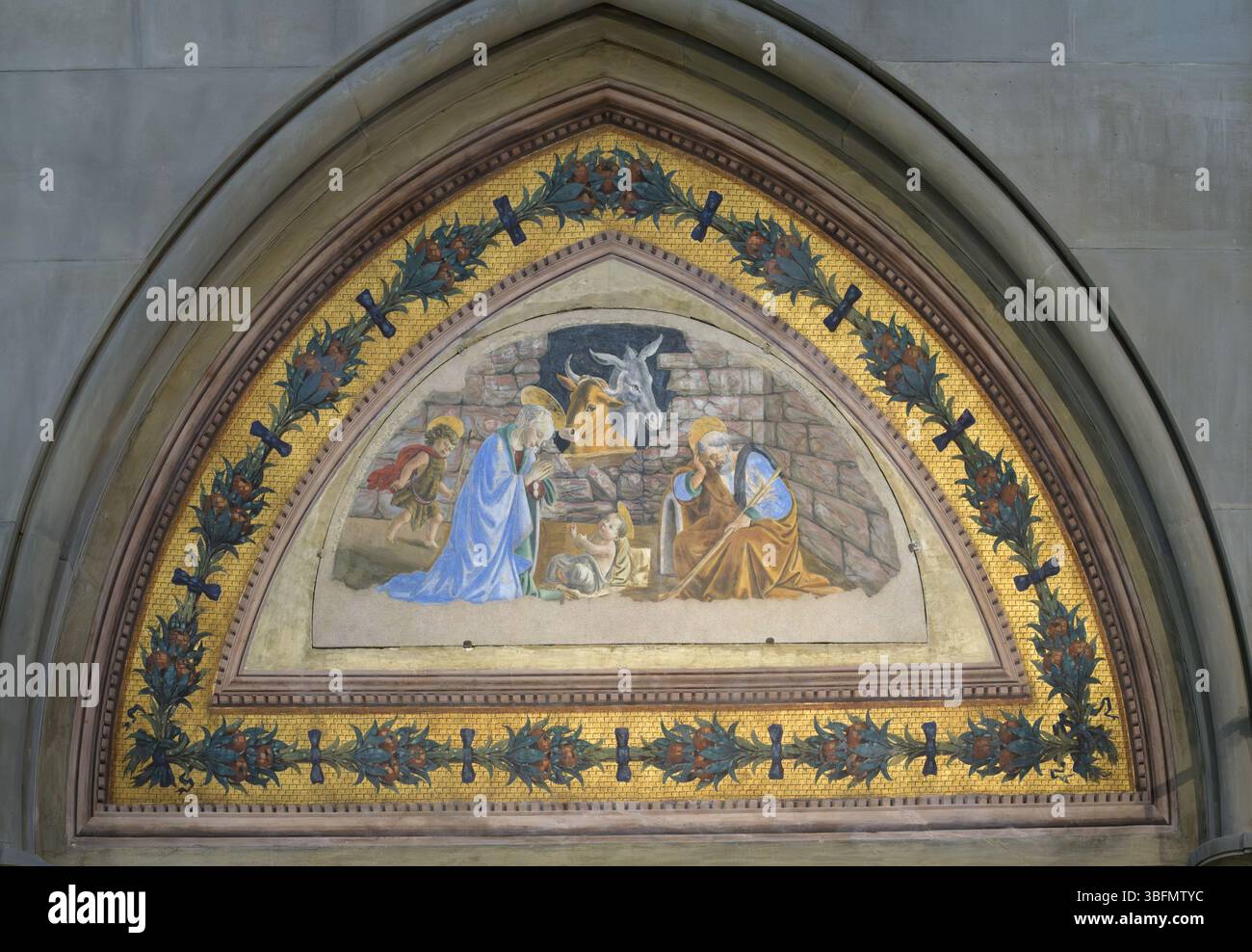Scène de la Nativité dans la lunette au-dessus de l'entrée de Santa Maria Novella, Florence, Italie. Fresque Renaissance avec cadre en mosaïque dorée montrant Marie, José Banque D'Images