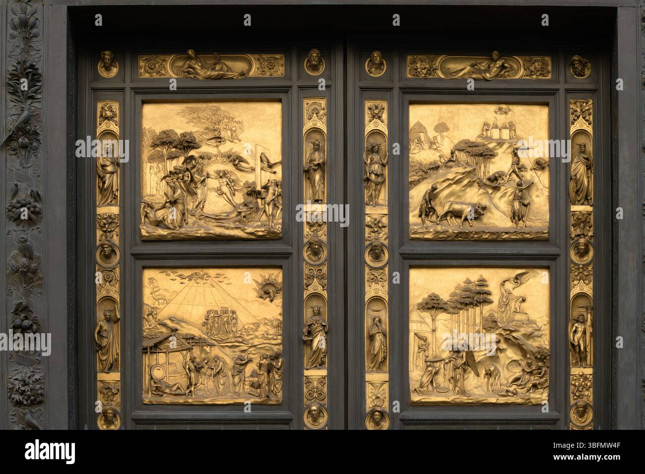 Reliefs en bronze doré des portes du Paradis par Lorenzo Ghiberti sur le Baptistère de Florence, représentant des scènes de l'ancien Testament, Florence, Italie. Banque D'Images