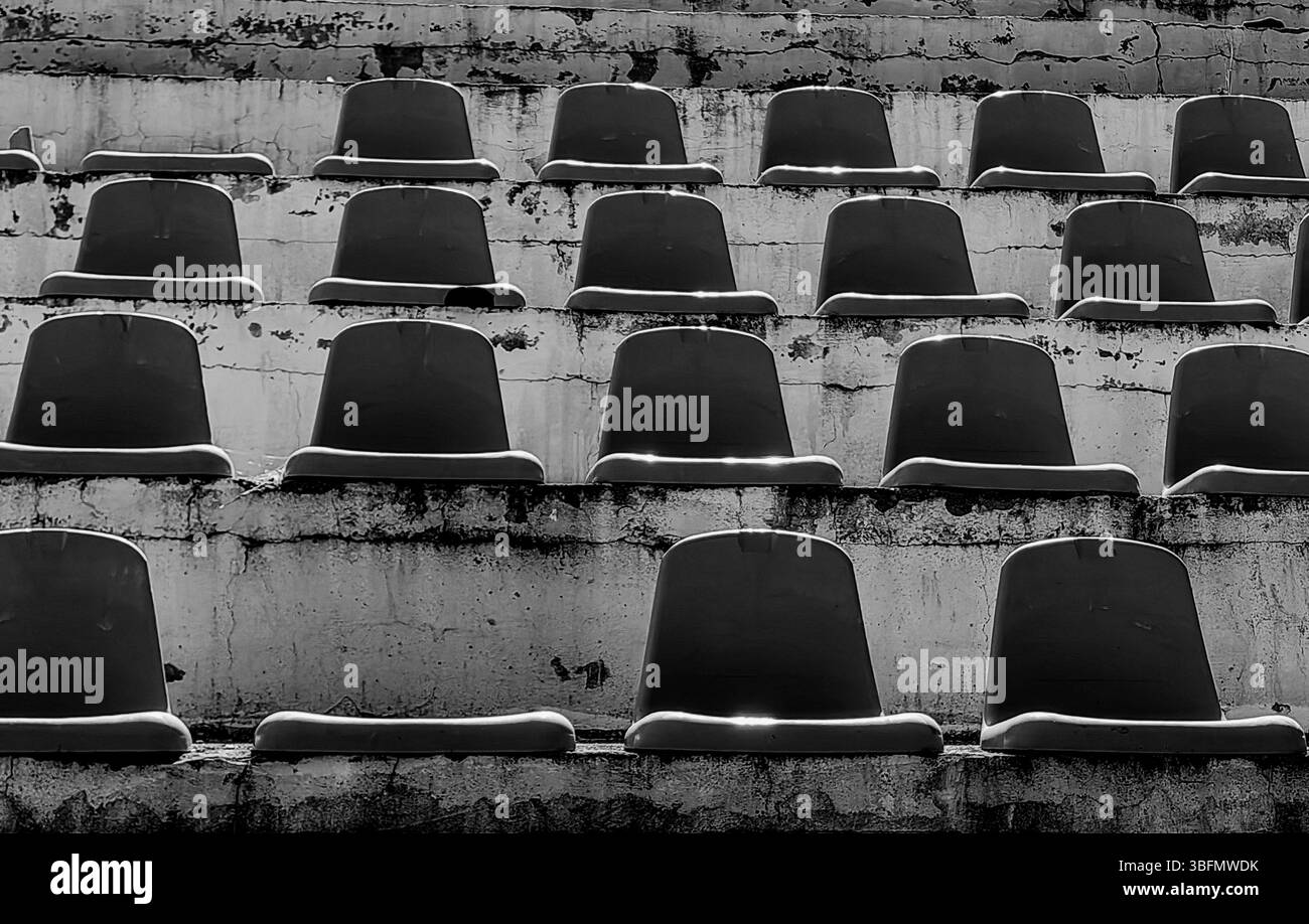 Échos de la foule : silence brisé. Rangées de chaises d'extérieur. Banque D'Images