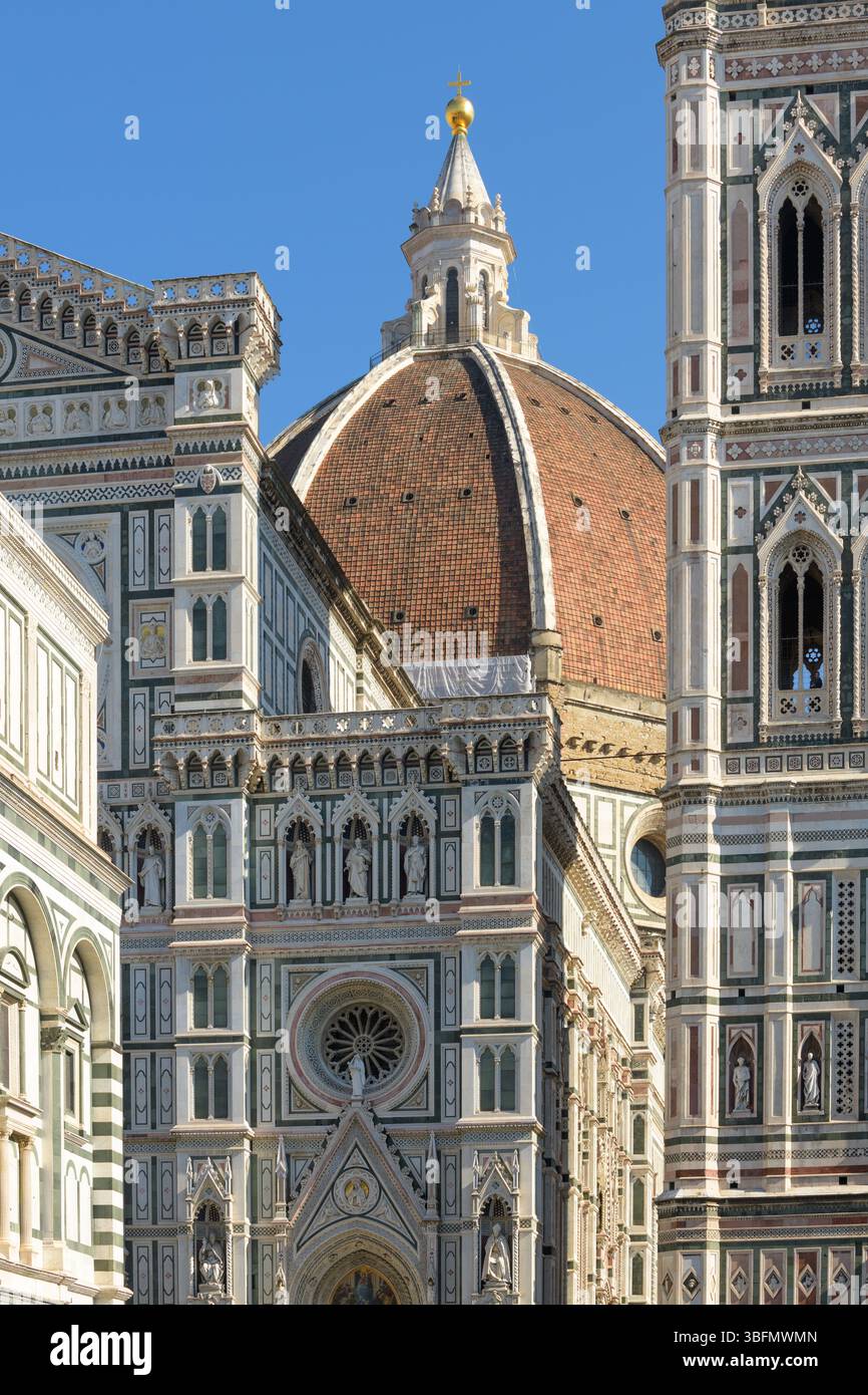 Vue panoramique sur la cathédrale de Florence avec son dôme de Brunelleschi, le Baptistère de San Giovanni et le Campanile de Giotto, Florence, Italie. Banque D'Images
