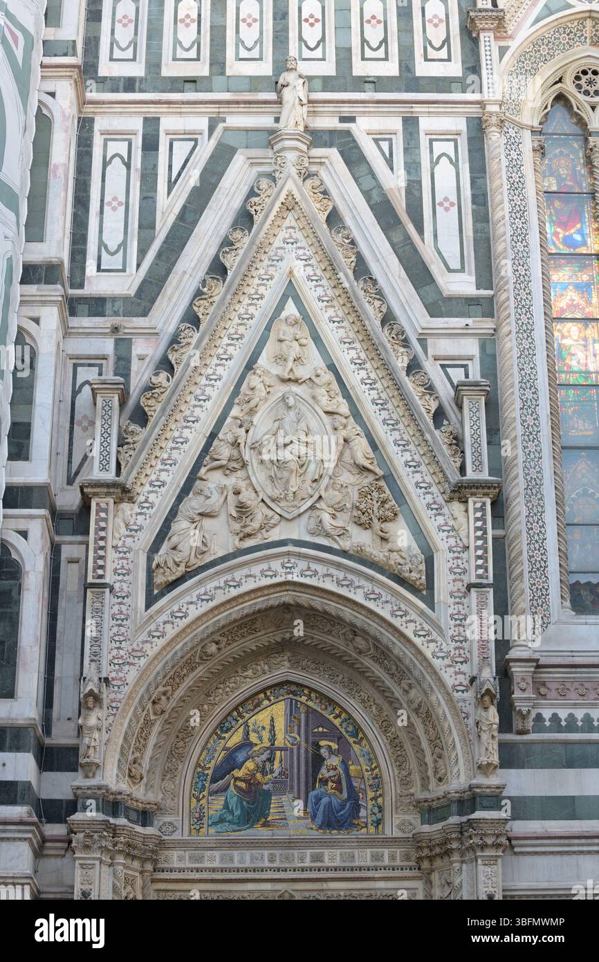 Portail de la cathédrale de Florence avec tympan en marbre sculpté et mosaïque de l'Annonciation par les frères Ghirlandaio, conçu dans le style néo-gothique. Banque D'Images