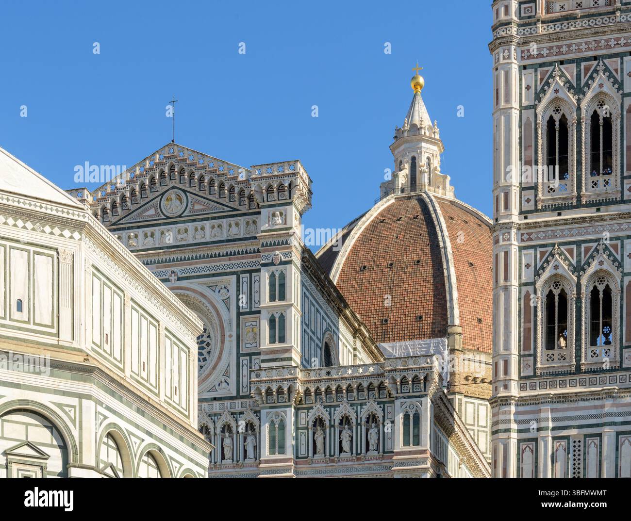 Vue panoramique sur la cathédrale de Florence avec son dôme de Brunelleschi, le Baptistère de San Giovanni et le Campanile de Giotto, Florence, Italie. Banque D'Images