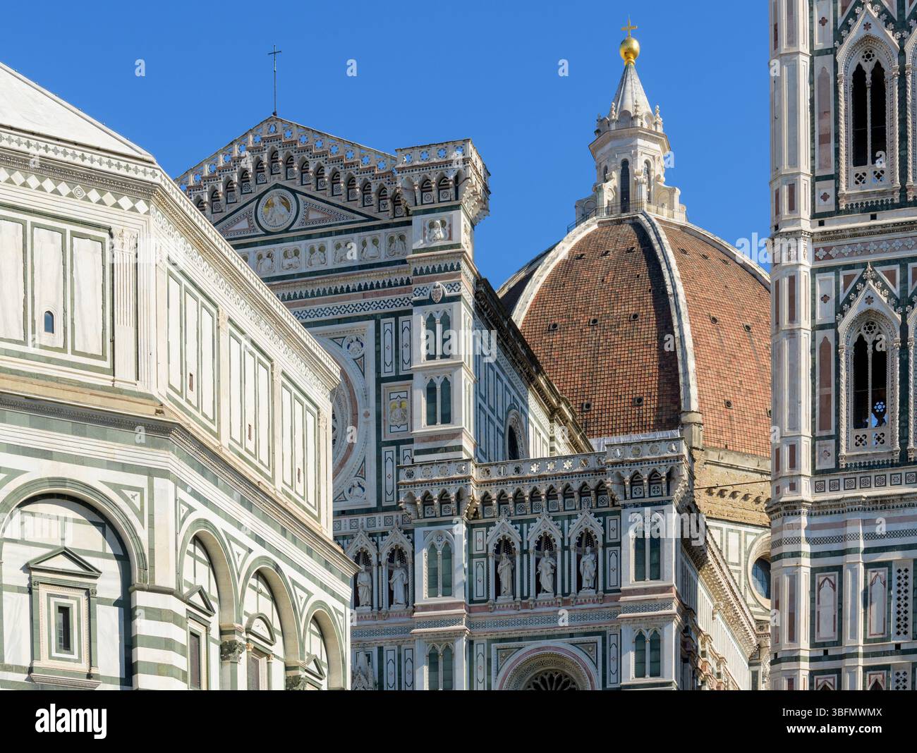 Vue panoramique sur la cathédrale de Florence avec son dôme de Brunelleschi, le Baptistère de San Giovanni et le Campanile de Giotto, Florence, Italie. Banque D'Images