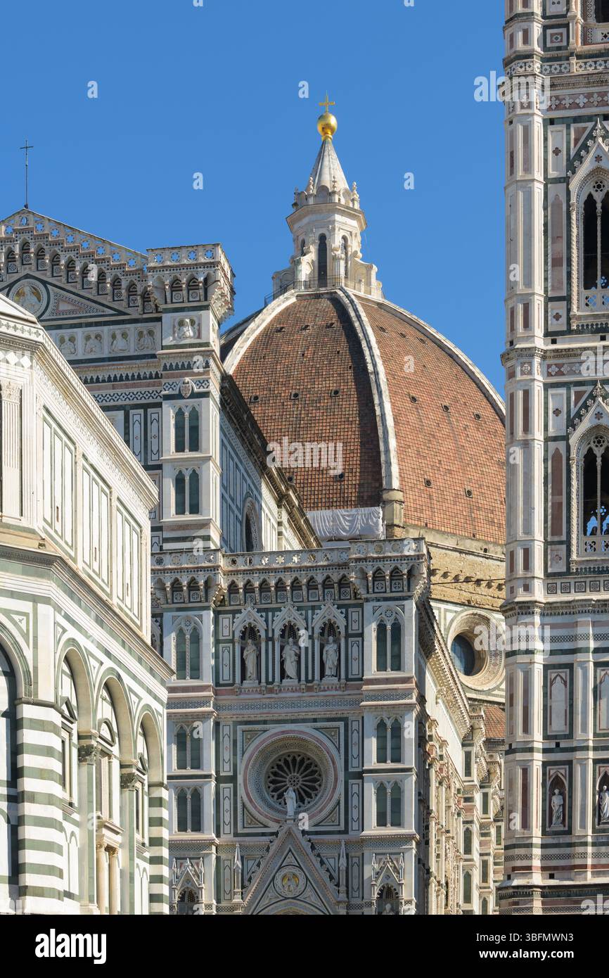 Vue panoramique sur la cathédrale de Florence avec son dôme de Brunelleschi, le Baptistère de San Giovanni et le Campanile de Giotto, Florence, Italie. Banque D'Images