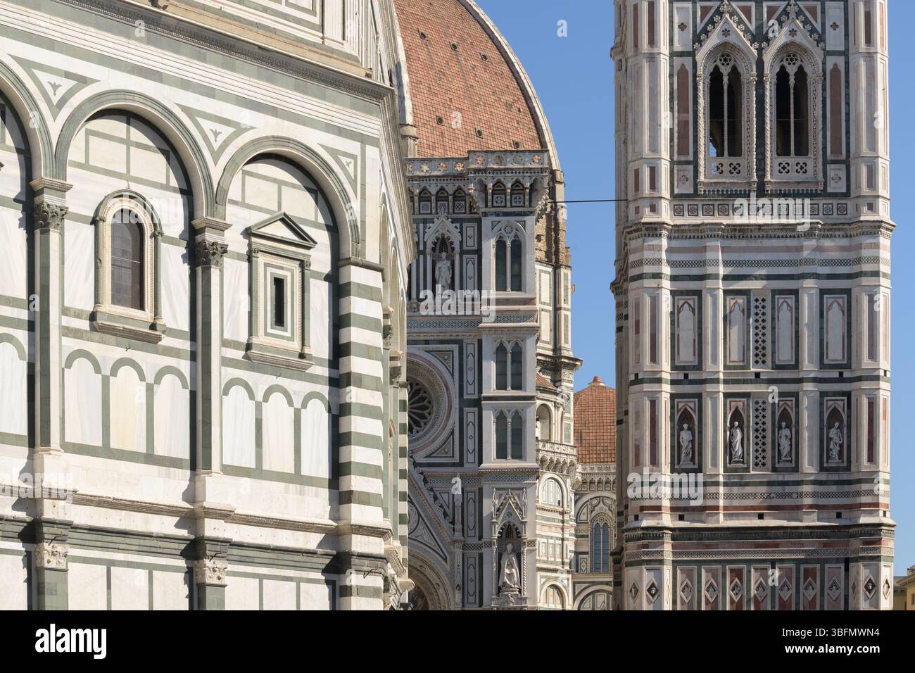 Vue panoramique sur la cathédrale de Florence avec son dôme de Brunelleschi, le Baptistère de San Giovanni et le Campanile de Giotto, Florence, Italie. Banque D'Images