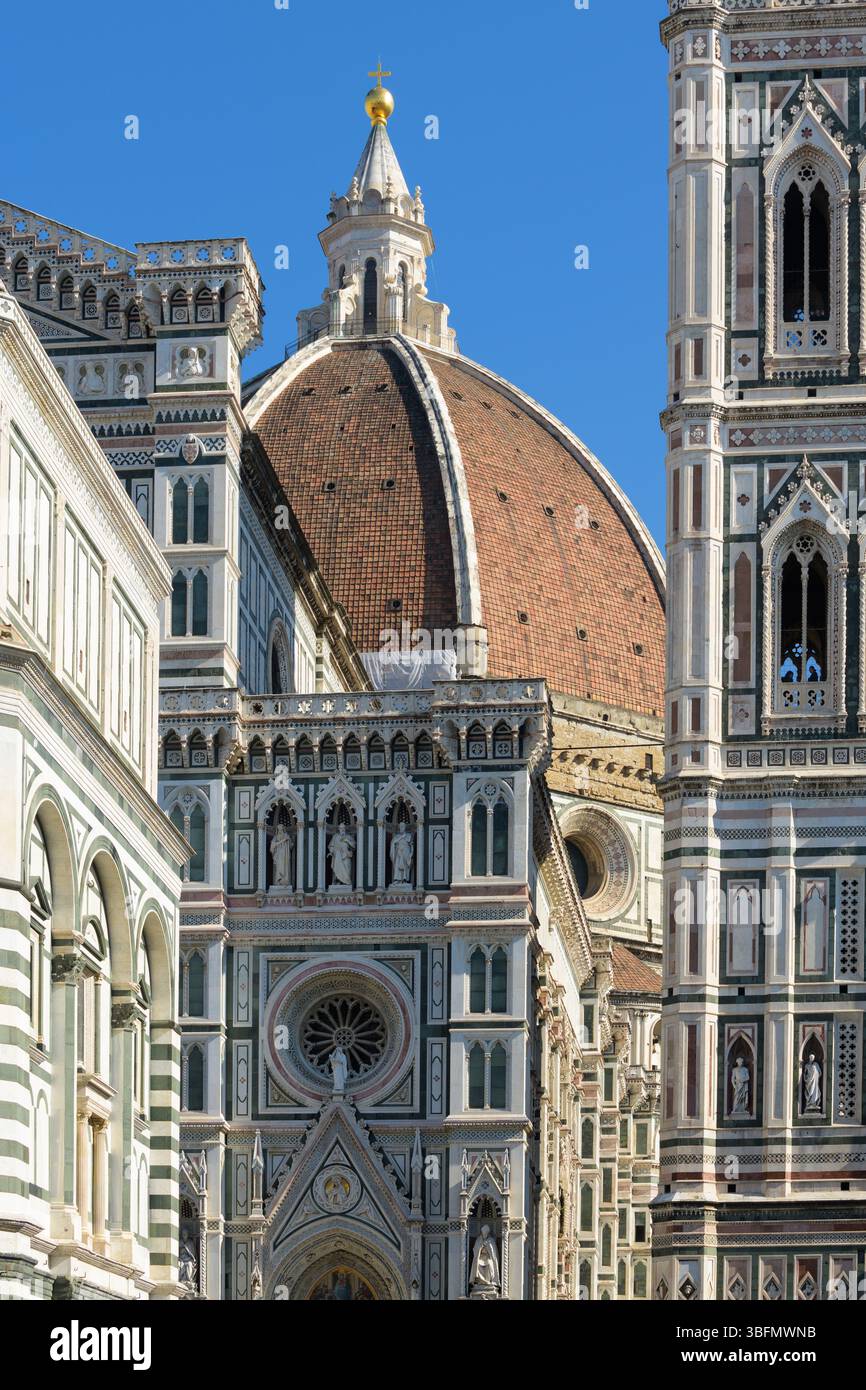 Vue panoramique sur la cathédrale de Florence avec son dôme de Brunelleschi, le Baptistère de San Giovanni et le Campanile de Giotto, Florence, Italie. Banque D'Images