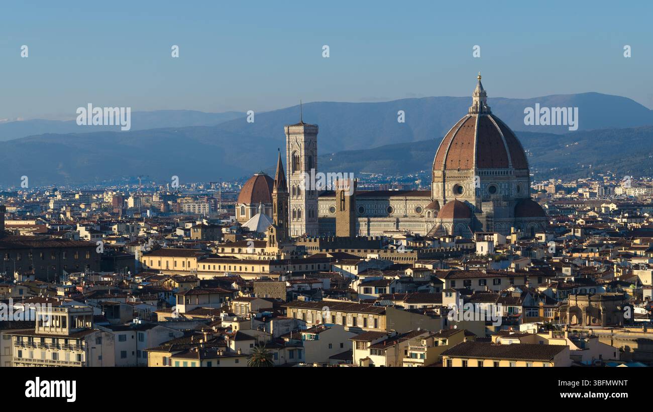 Cathédrale de Florence avec son dôme et le Campanile de Giotto, vue sur les toits de la ville historique. Florence, Toscane, Italie. Banque D'Images