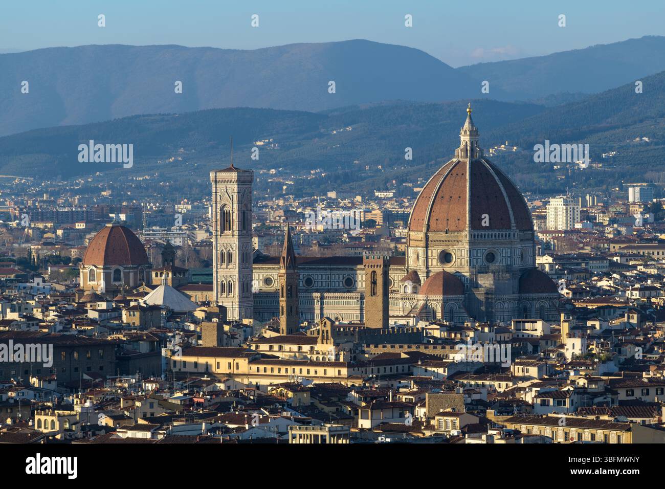 Vue sur le dôme de la cathédrale de Florence et le clocher au-dessus des toits de la ville, soutenu par des collines. Florence, Toscane, Italie. Banque D'Images