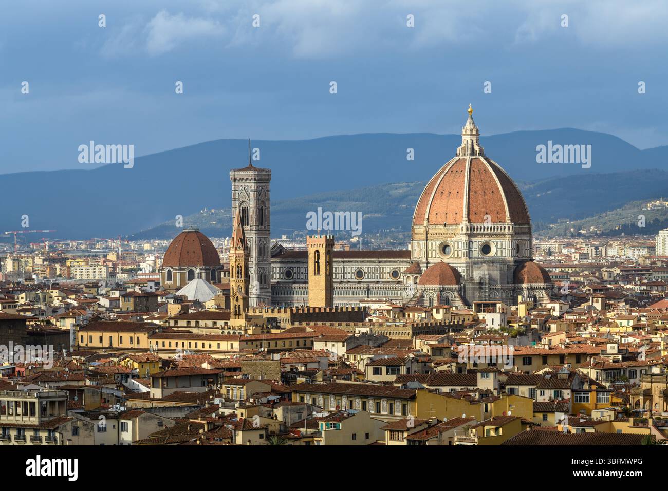 Vue panoramique de la cathédrale de Santa Maria del Fiore avec Campanile de Giotto et les toits de la ville à Florence, Toscane, Italie. Banque D'Images